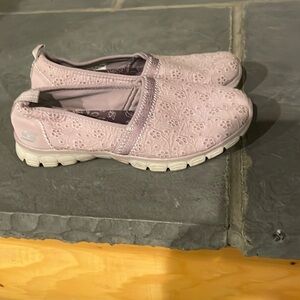 Women’s Skechers slip on shoes, size 7.